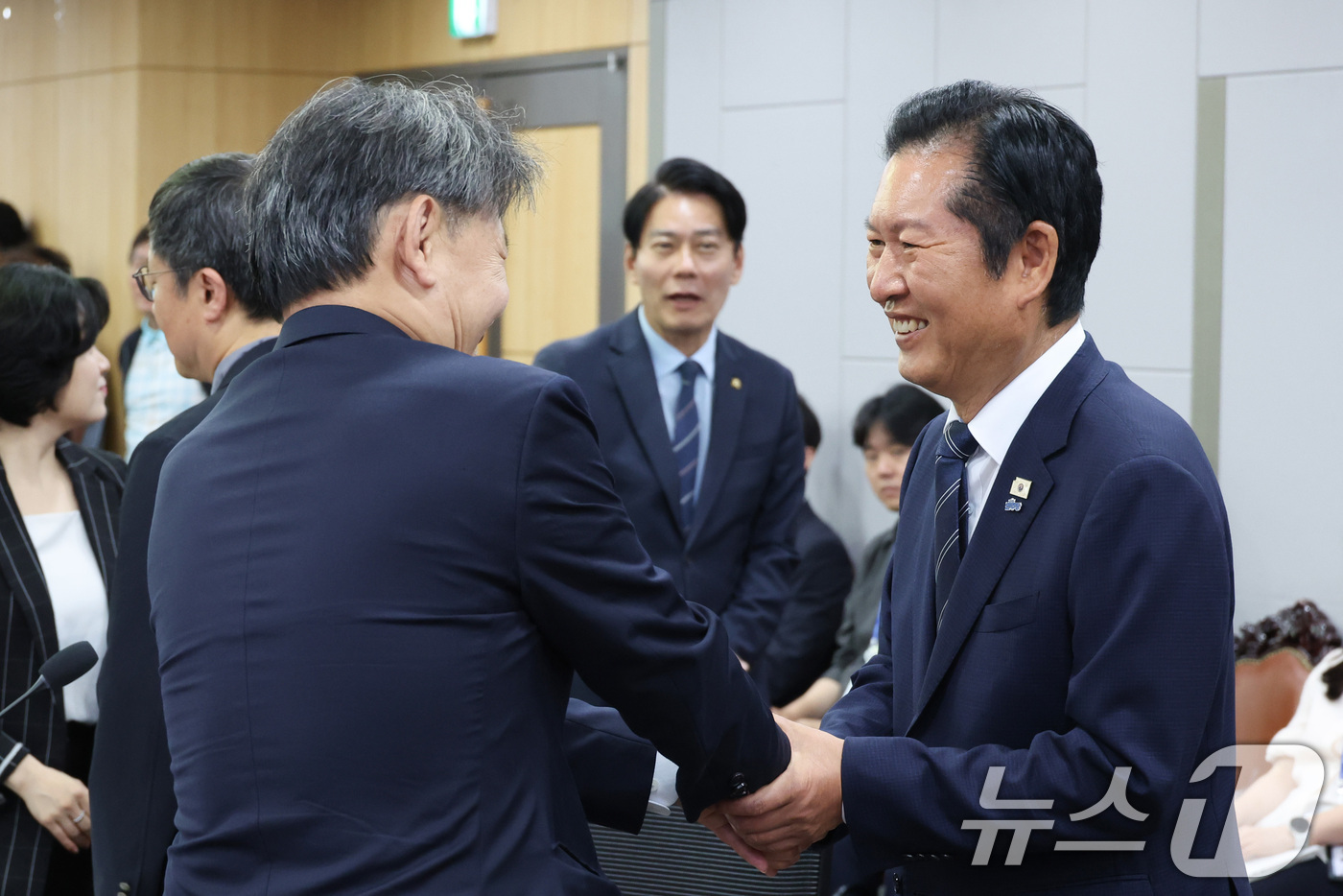 (서울=뉴스1) 신웅수 기자 = 정청래 더불어민주당 대표가 11일 서울 여의도 국회 의원회관에서 열린 이재명 정부 출범 1주년 기념 토론회에서 참석자들과 인사하고 있다. 2026. …