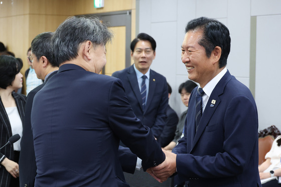 참석자들과 인사 나누는 정청래 대표