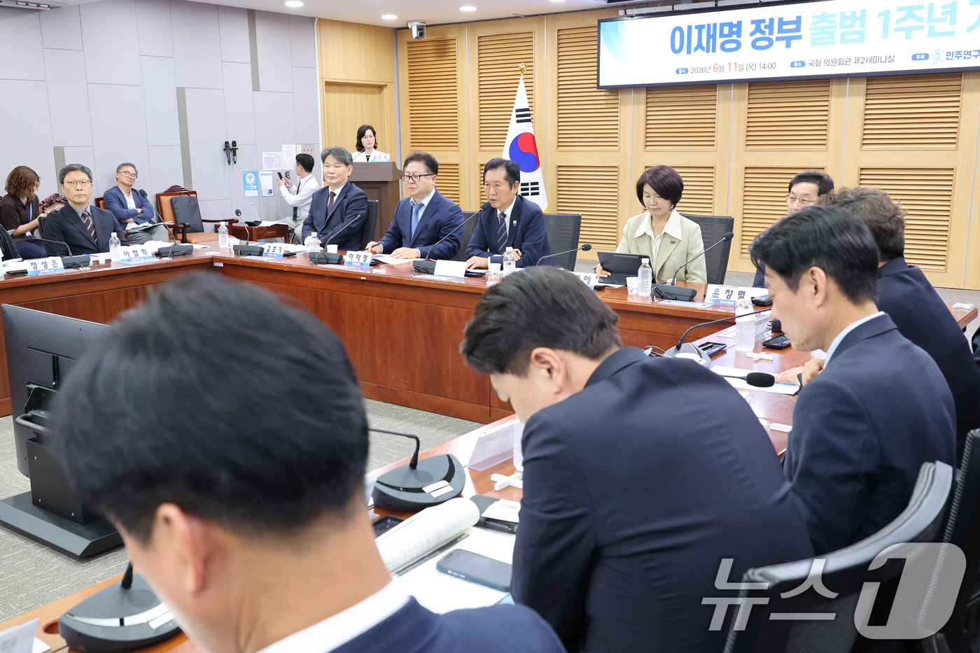 (서울=뉴스1) 신웅수 기자 = 정청래 더불어민주당 대표가 11일 서울 여의도 국회 의원회관에서 열린 이재명 정부 출범 1주년 기념 토론회에서 축사를 하고 있다. 2026.6.11 …