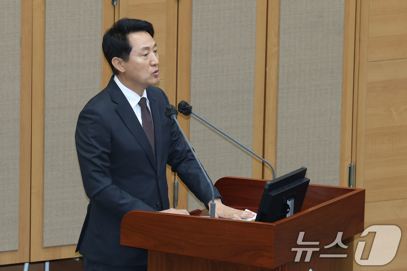 (서울=뉴스1) 이광호 기자 = 오세훈 서울시장이 11일 오후 서울 중구 서울특별시의회 본회의장에서 열린 제336회 서울시의회 정례회 본회의에 출석해 영동대로 지하공간 복합개발 건 …