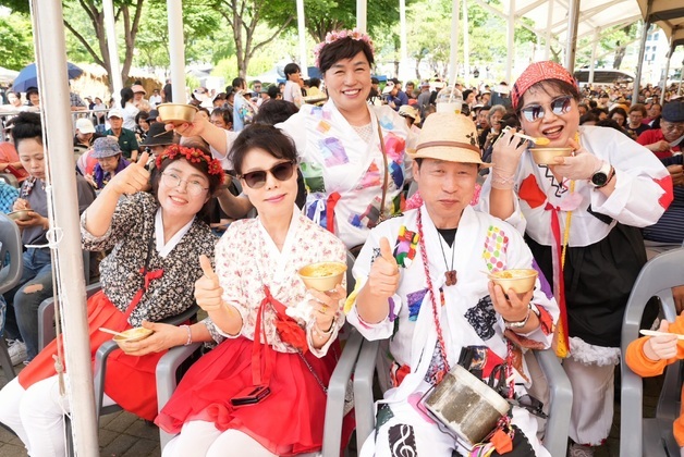 품바의 낭만에 빠지다…음성품바축제 천인의 비빔밥·엿치기