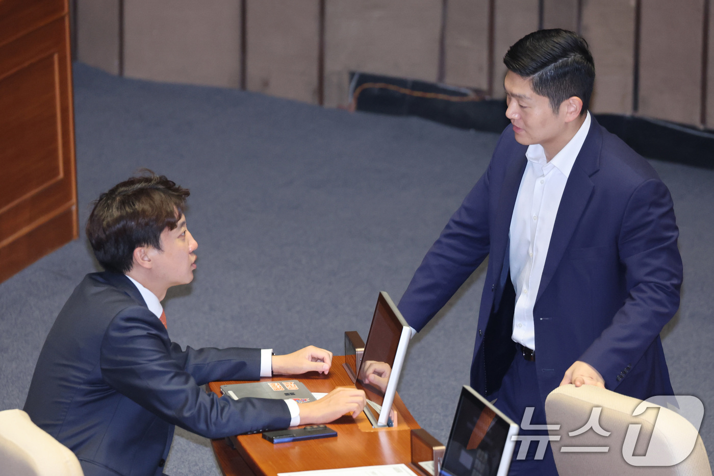 (서울=뉴스1) 신웅수 기자 = 이준석 개혁신당 대표와 김재섭 국민의힘 의원이 11일 서울 여의도 국회 제436회국회(임시회) 제2차 본회의에서 대화하고 있다. 2026.6.11/ …