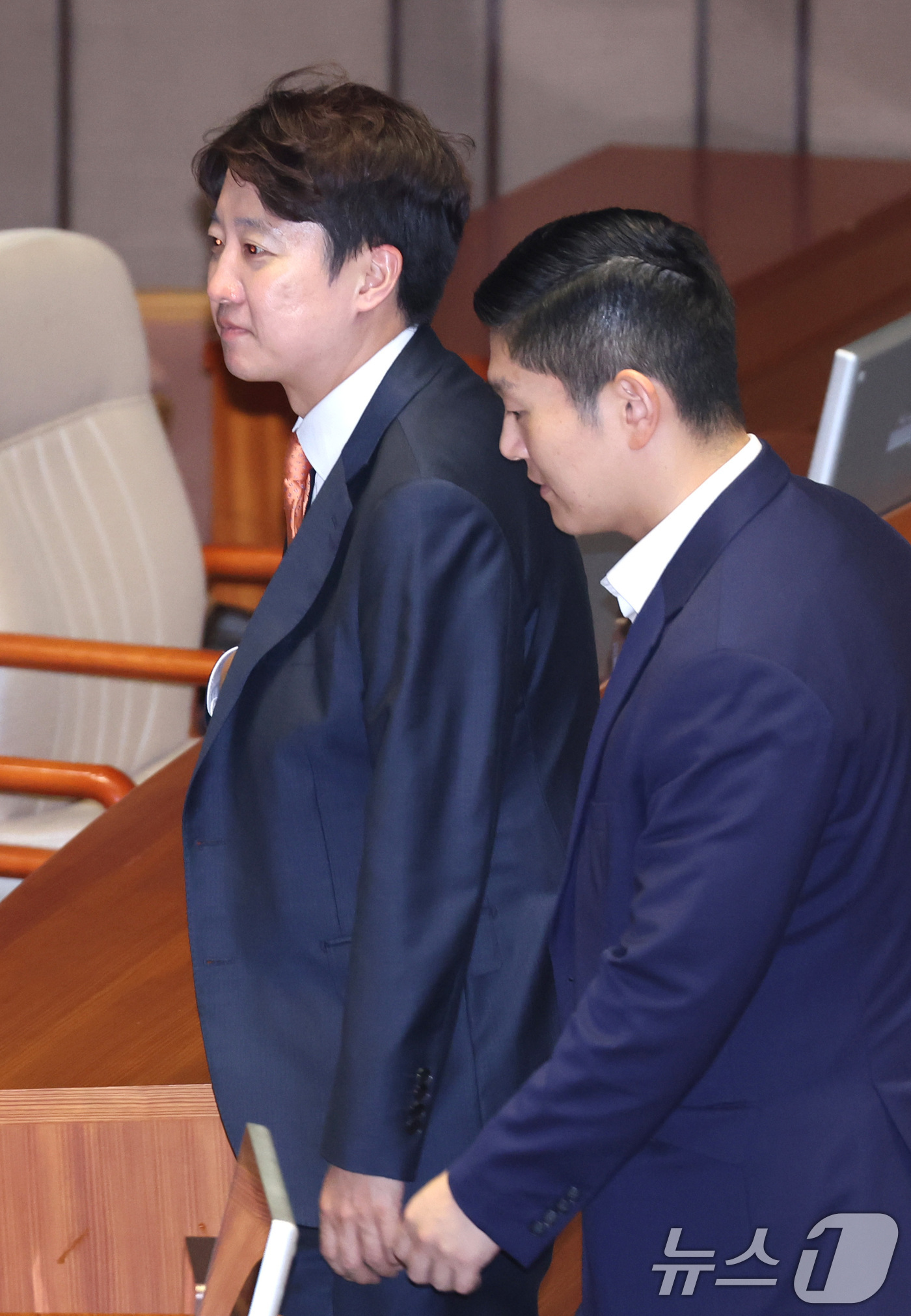(서울=뉴스1) 신웅수 기자 = 이준석 개혁신당 대표와 김재섭 국민의힘 의원이 11일 서울 여의도 국회 제436회국회(임시회) 제2차 본회의에서 대화하고 있다. 2026.6.11/ …