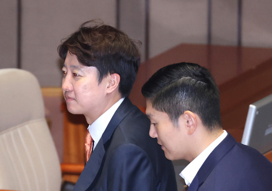 본회의장 나서는 이준석·김재섭