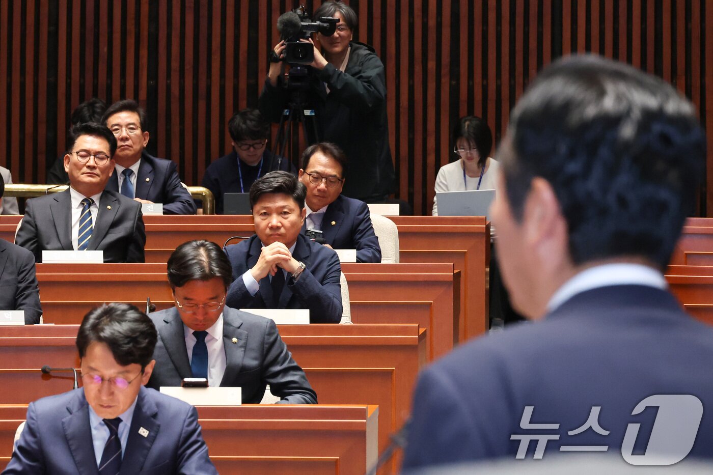 본문 이미지 - 송영길 더불어민주당 의원이 11일 서울 여의도 국회에서 열린 의원총회에서 정청래 대표의 발언을 듣고 있다. 2026.6.11 ⓒ 뉴스1 신웅수 기자