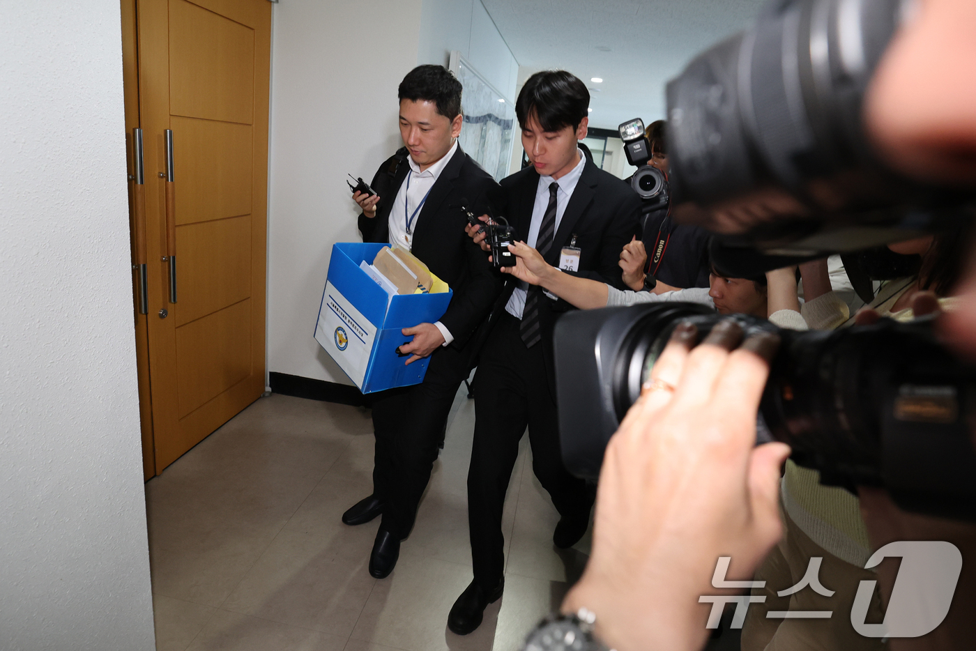 (과천=뉴스1) 김민지 기자 = 2026 지방선거 투표지 부족사태 사건을 수사 중인 서울경찰청 광역범죄수사대 관계자가 11일 오후 경기 과천시 중앙선거관리위원회 선거종합상황실에서 …