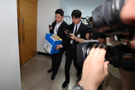 과천 선관위서 자료 들고 이동하는 서울경찰청 광역범죄수사대