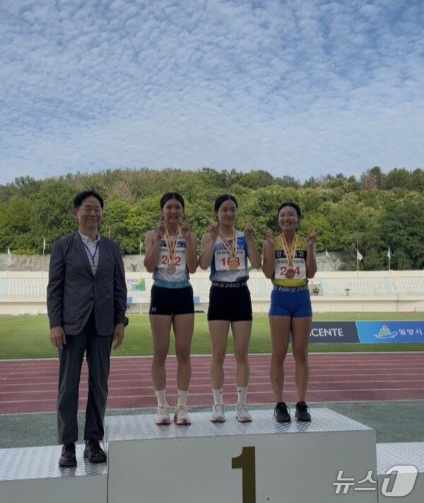 본문 이미지 -  '밀양아리랑 2026전국육상경기대회' 입상자들이 시상대에 올라 기념사진을 찍고 있다. (전남교육청 제공, 재판매 및 DB 금지)/뉴스1 