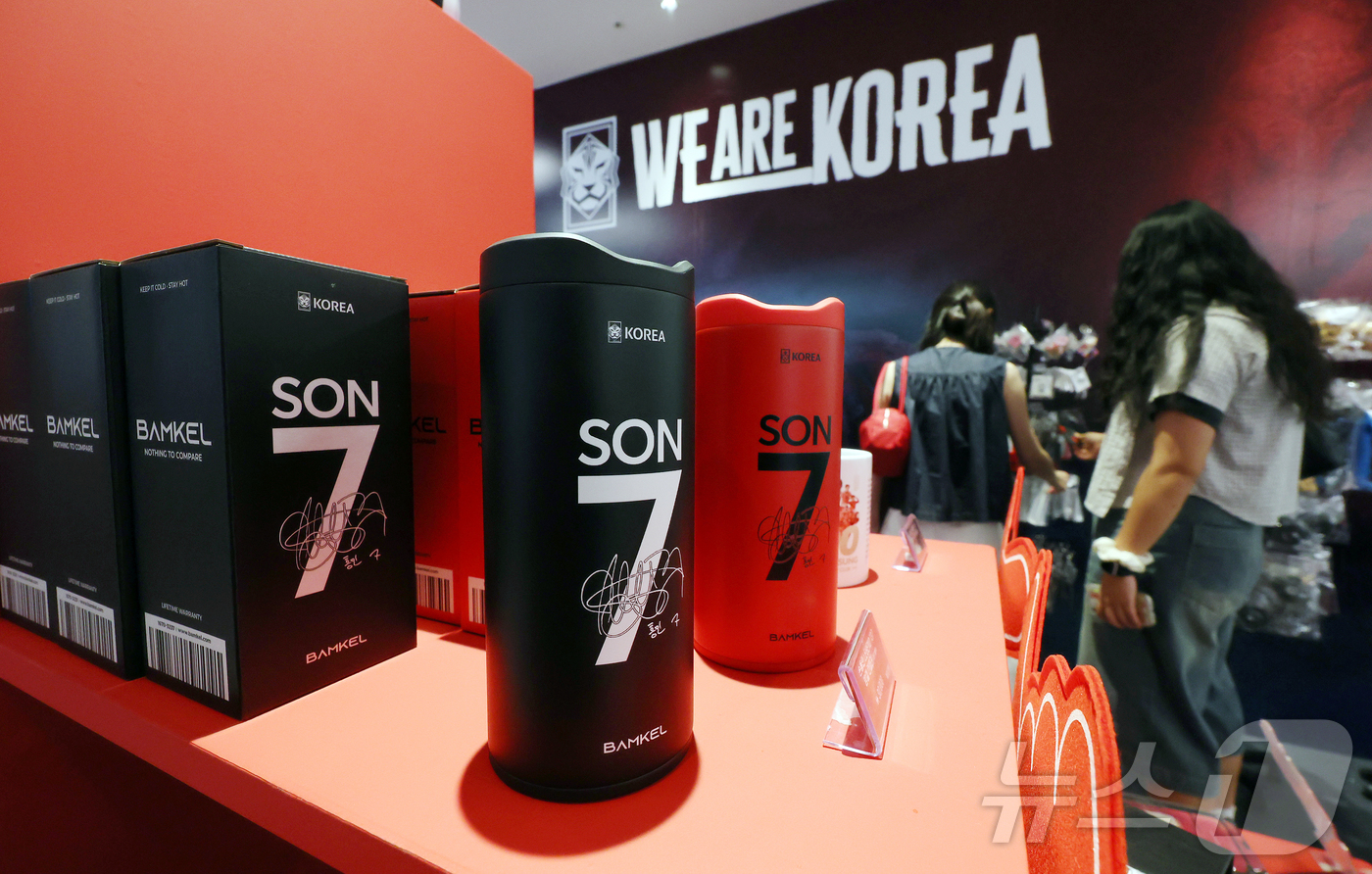 (서울=뉴스1) 김진환 기자 = 2026 북중미월드컵 체코와의 경기를 앞둔 11일 서울 영등포구 더현대 서울 팝업 공간에 마련된 대한축구협회(KFA)의 '대한민국 축구국가대표팀 : …