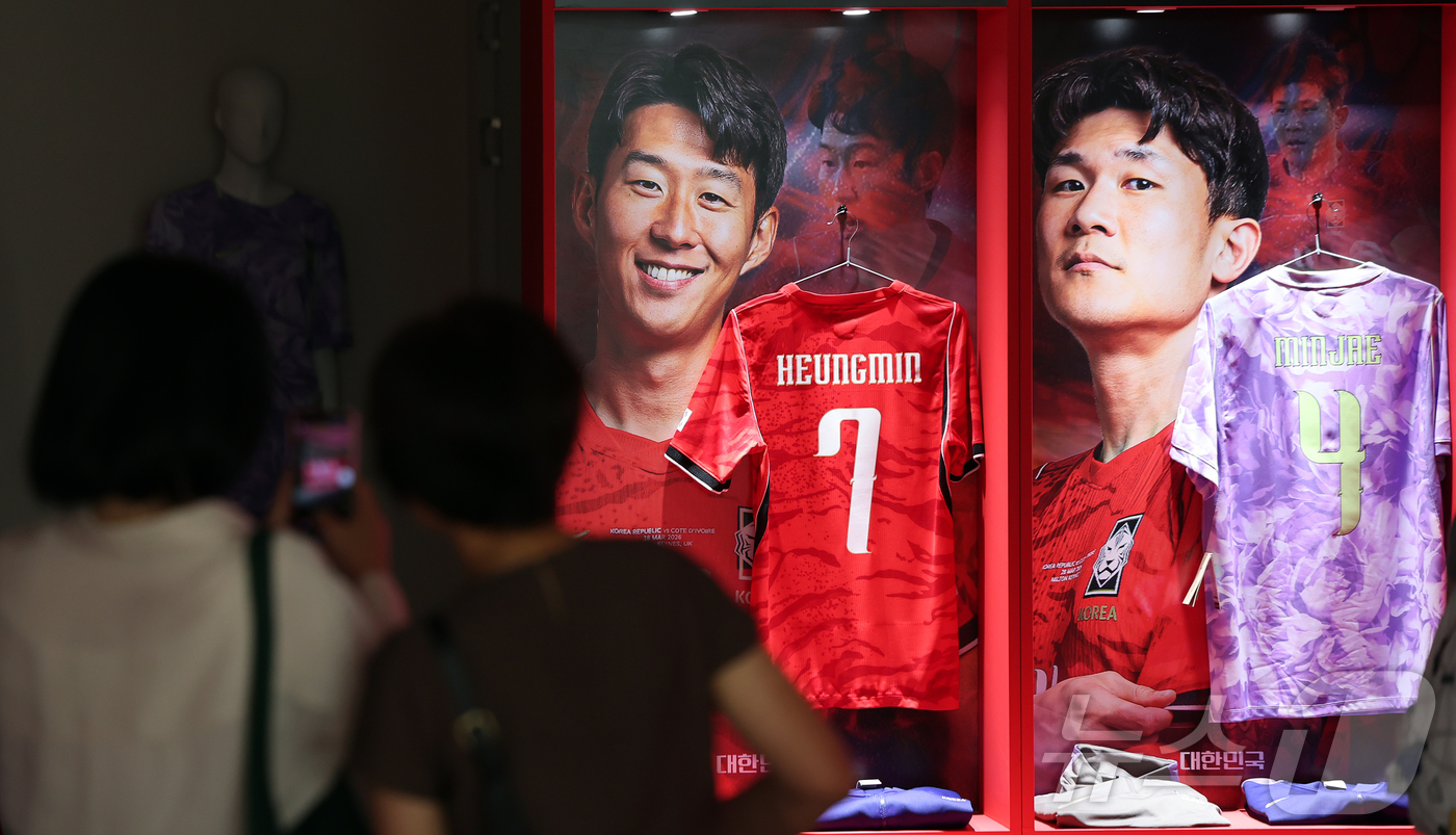 (서울=뉴스1) 김진환 기자 = 2026 북중미월드컵 체코와의 경기를 앞둔 11일 서울 영등포구 더현대 서울 팝업 공간에 마련된 대한축구협회(KFA)의 '대한민국 축구국가대표팀 : …