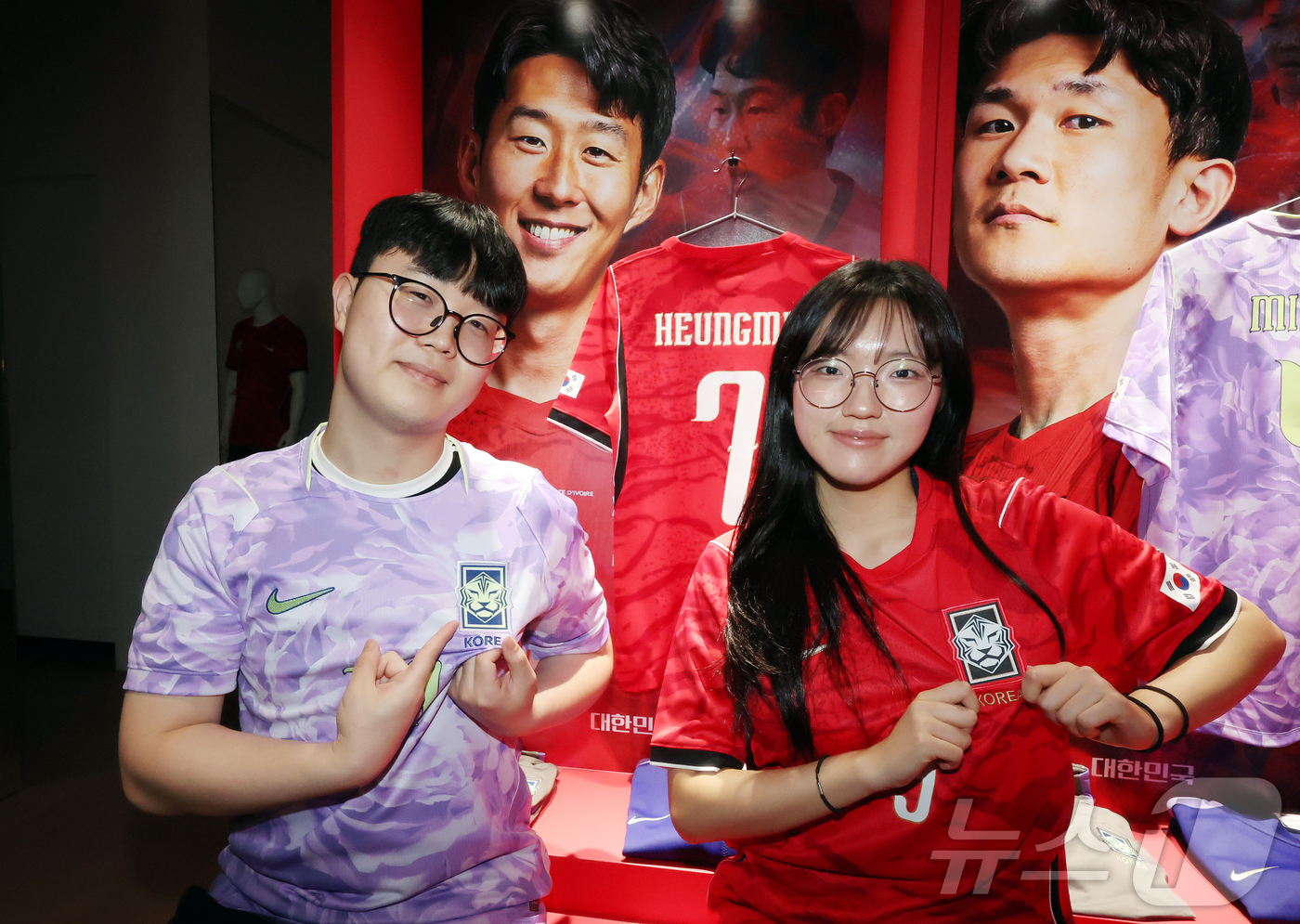 (서울=뉴스1) 김진환 기자 = 2026 북중미월드컵 체코와의 경기를 앞둔 11일 서울 영등포구 더현대 서울 팝업 공간에 마련된 대한축구협회(KFA)의 '대한민국 축구국가대표팀 : …