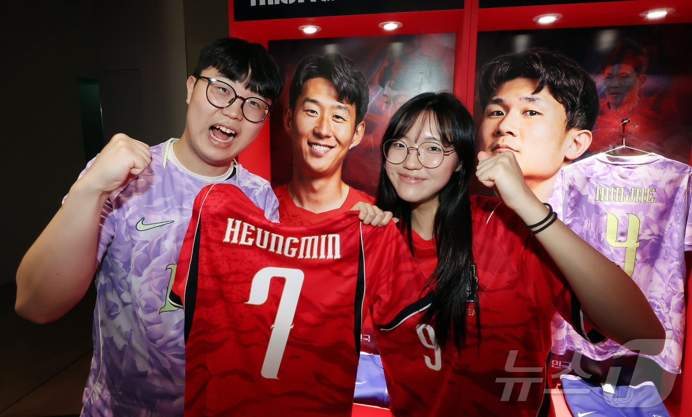 (서울=뉴스1) 김진환 기자 = 2026 북중미월드컵 체코와의 경기를 앞둔 11일 서울 영등포구 더현대 서울 팝업 공간에 마련된 대한축구협회(KFA)의 '대한민국 축구국가대표팀 : …