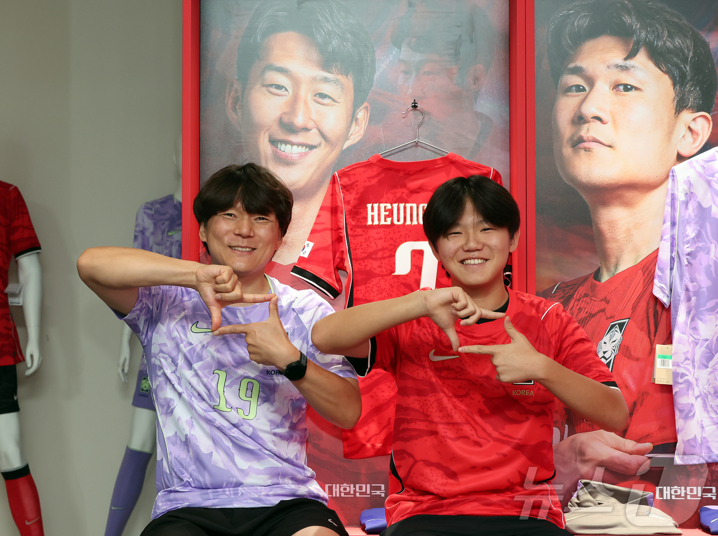 (서울=뉴스1) 김진환 기자 = 2026 북중미월드컵 체코와의 경기를 앞둔 11일 서울 영등포구 더현대 서울 팝업 공간에 마련된 대한축구협회(KFA)의 '대한민국 축구국가대표팀 : …