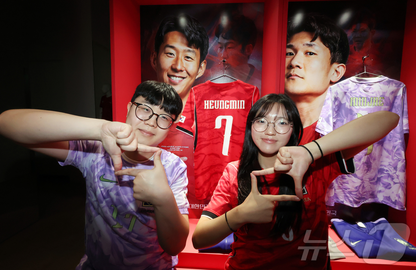 (서울=뉴스1) 김진환 기자 = 2026 북중미월드컵 체코와의 경기를 앞둔 11일 서울 영등포구 더현대 서울 팝업 공간에 마련된 대한축구협회(KFA)의 '대한민국 축구국가대표팀 : …