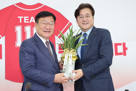 이재명 대통령 축하 난 받는 정점식 원내대표
