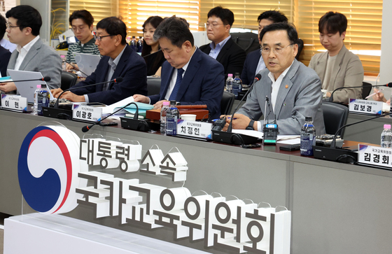 모두 발언하는 차정인 위원장