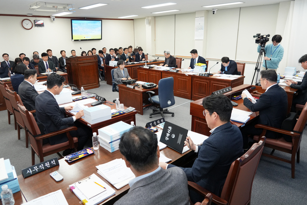 제주 가축사육제한구역 축사 통폐합 조례 '보류'…자동폐기 수순