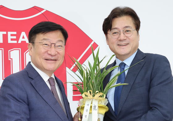 이재명 대통령 축하 난 받는 정점식 원내대표