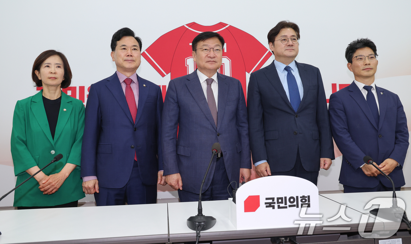 (서울=뉴스1) 안은나 기자 = 정점식 국민의힘 원내대표가 11일 오후 서울 여의도 국회에서 홍익표 대통령비서실 정무수석을 접견, 기념 촬영하고 있다. 왼쪽부터 최수진 원내수석대변 …