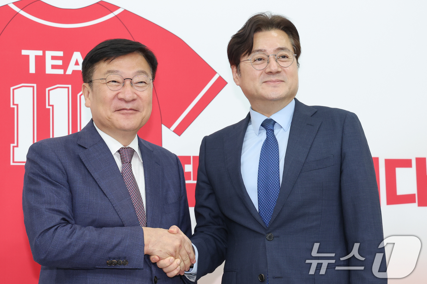(서울=뉴스1) 안은나 기자 = 정점식 국민의힘 원내대표(왼쪽)가 11일 오후 서울 여의도 국회에서 홍익표 대통령비서실 정무수석으로부터 이재명 대통령 명의 축하 난을 받은 뒤 악수 …