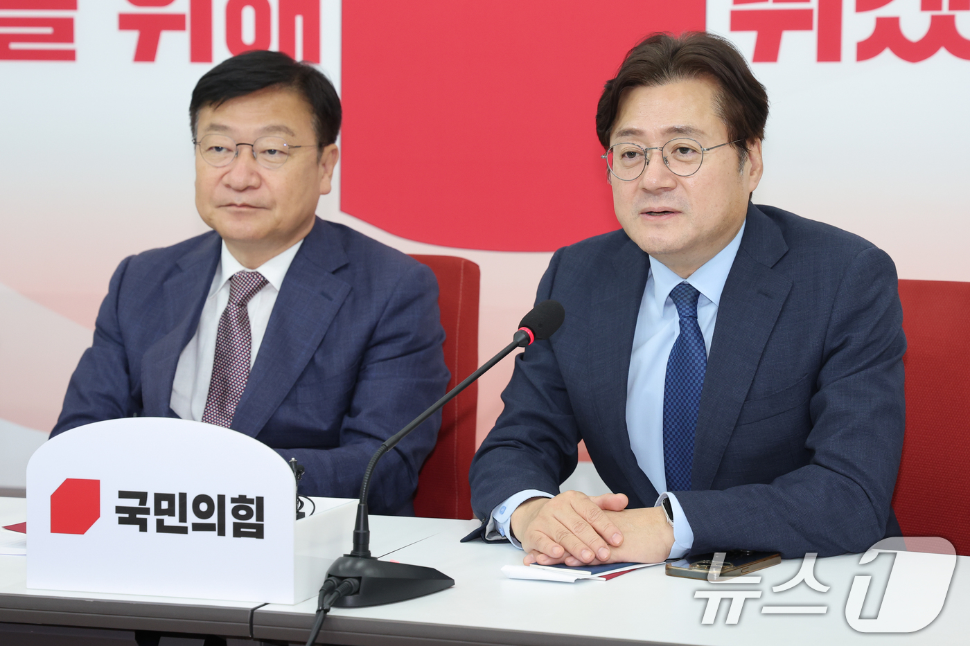 (서울=뉴스1) 안은나 기자 = 홍익표 대통령비서실 정무수석(오른쪽)이 11일 오후 서울 여의도 국회에서 정점식 국민의힘 원내대표를 예방, 인사말을 하고 있다. 2026.6.11/ …
