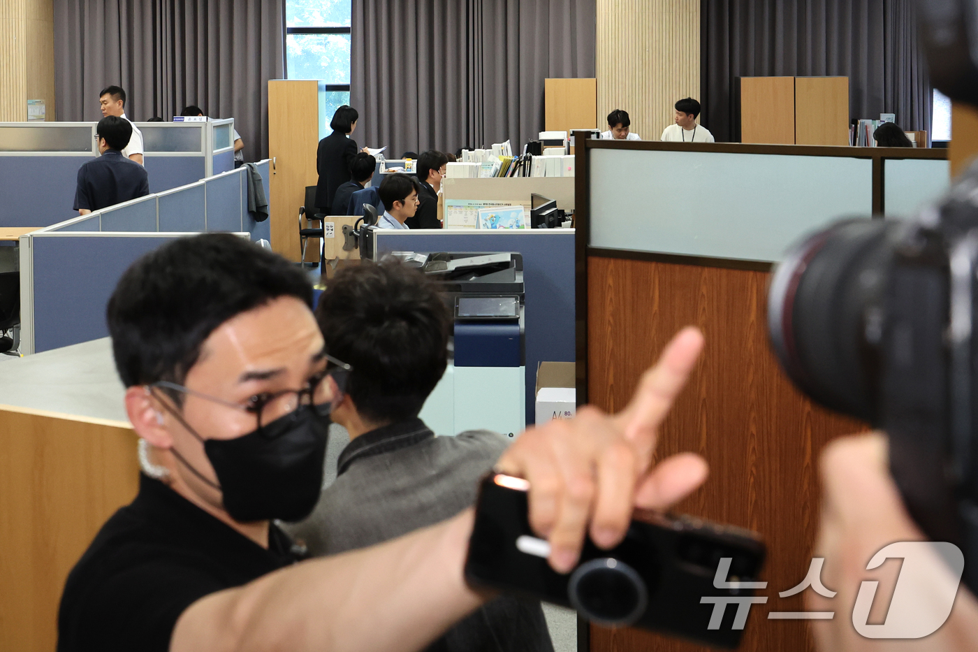 (과천=뉴스1) 김민지 기자 = 2026 지방선거 투표지 부족사태 사건을 수사 중인 서울경찰청 광역범죄수사대 관계자가 11일 오후 경기도 과천시 중앙선거관리위원회 선거종합상황실에서 …