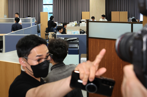 과천 선관위 압수수색 하는 서울경찰청 광역범죄수사대