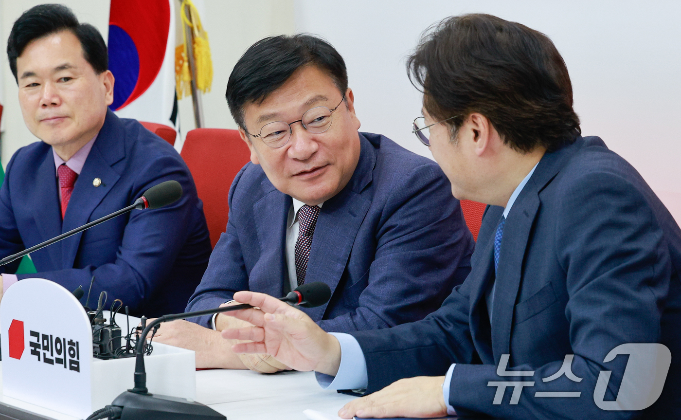 (서울=뉴스1) 안은나 기자 = 정점식 국민의힘 원내대표가 11일 오후 서울 여의도 국회에서 홍익표 대통령비서실 정무수석을 접견하며 대화를 나누고 있다. 2026.6.11/뉴스1