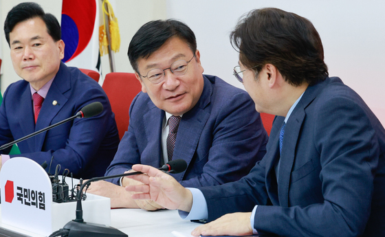대화 나누는 정점식·홍익표