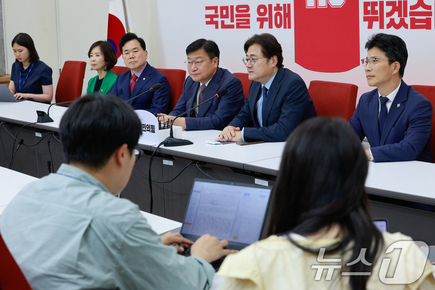 (서울=뉴스1) 안은나 기자 = 홍익표 대통령비서실 정무수석이 11일 오후 서울 여의도 국회에서 정점식 국민의힘 원내대표를 예방, 인사말을 하고 있다. 2026.6.11/뉴스1