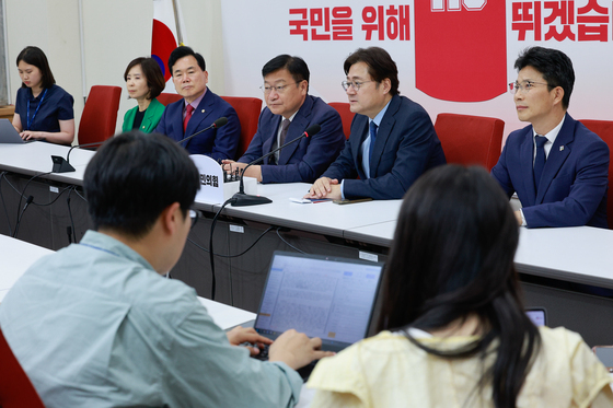 정점식 신임 원내대표 취임 축하하는 靑