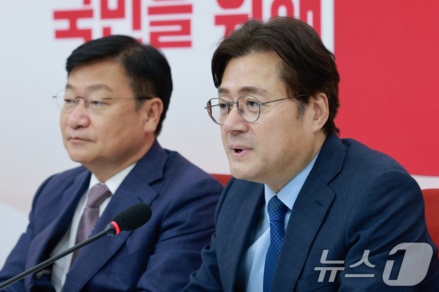 (서울=뉴스1) 안은나 기자 = 홍익표 대통령비서실 정무수석(오른쪽)이 11일 오후 서울 여의도 국회에서 정점식 국민의힘 원내대표를 예방, 인사말을 하고 있다. 2026.6.11/ …
