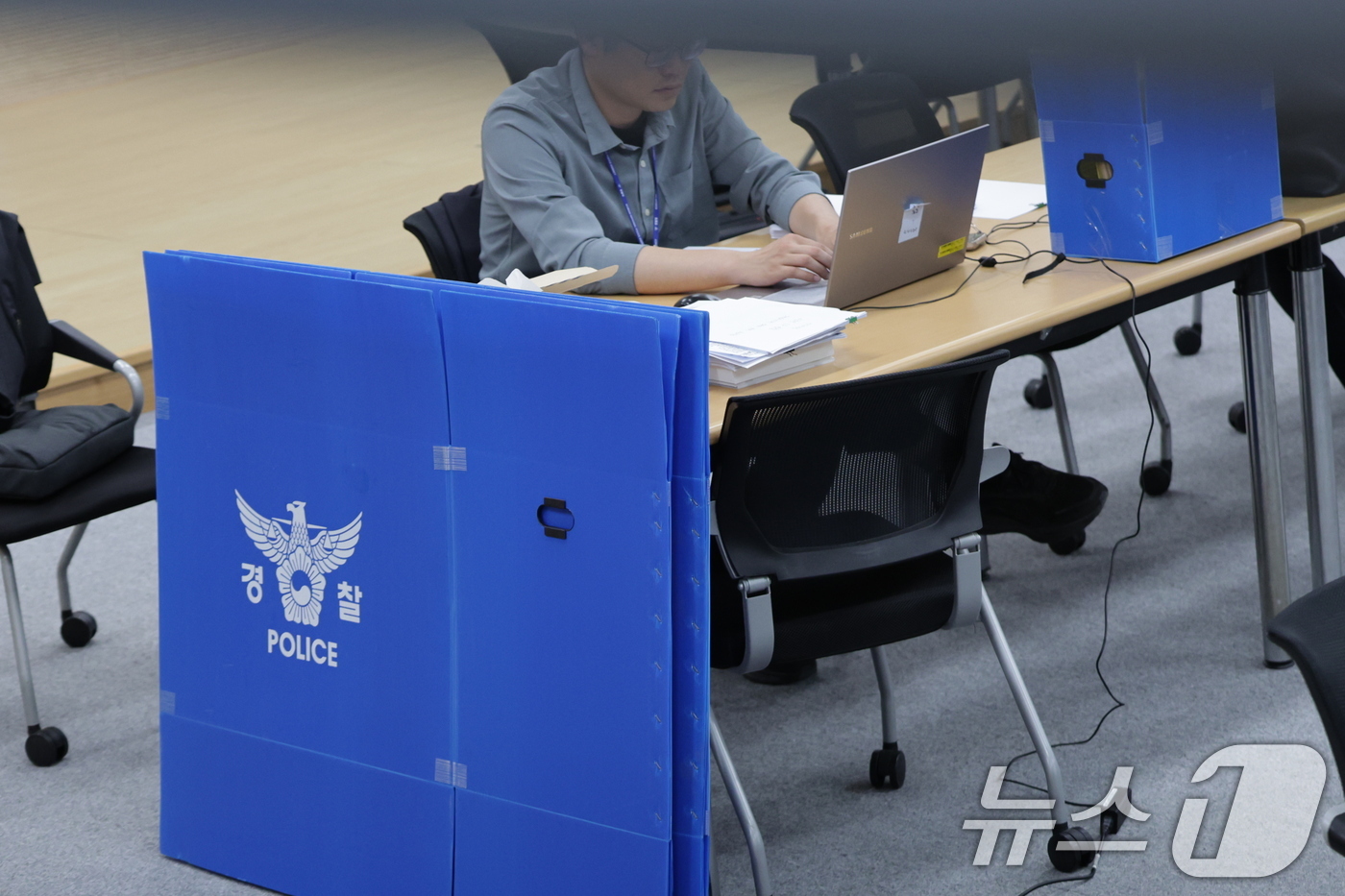 (과천=뉴스1) 김민지 기자 = 2026 지방선거 투표지 부족사태 사건을 수사 중인 서울경찰청 광역범죄수사대 관계자가 11일 오후 경기도 과천시 중앙선거관리위원회 선거종합상황실에서 …
