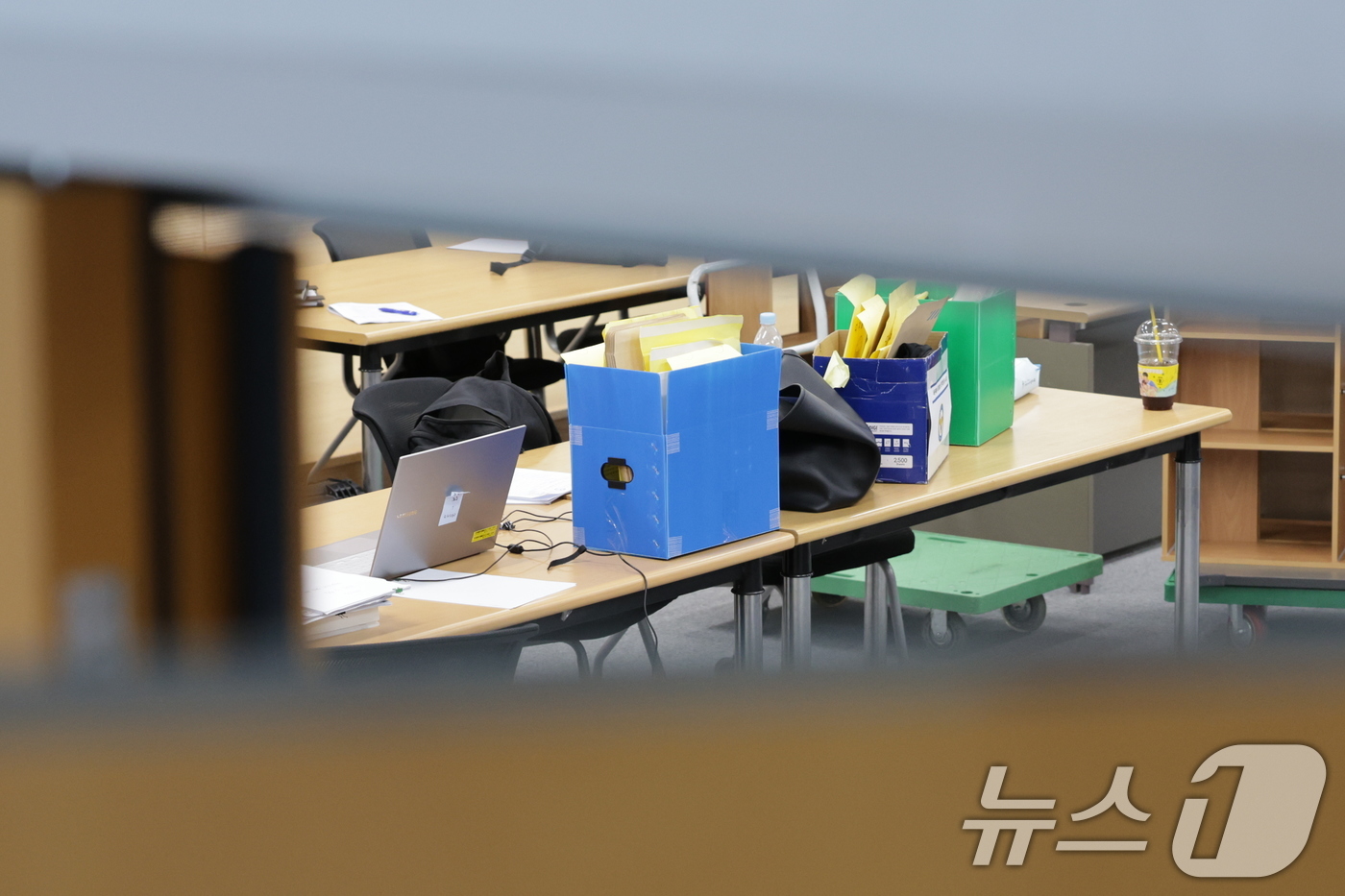 (과천=뉴스1) 김민지 기자 = 2026 지방선거 투표지 부족사태 사건을 수사 중인 서울경찰청 광역범죄수사대 관계자가 11일 오후 경기도 과천시 중앙선거관리위원회 선거종합상황실에서 …