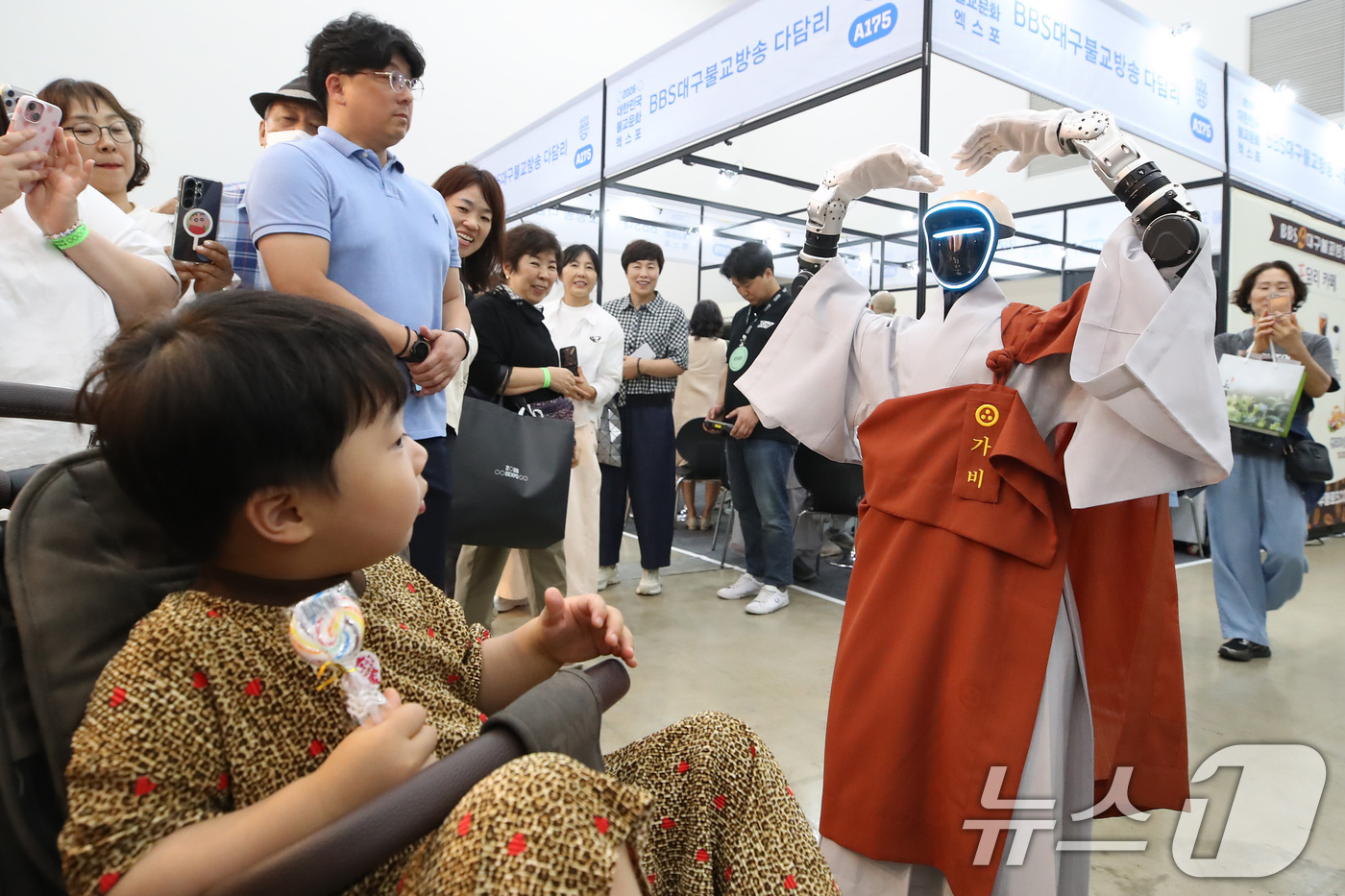 (대구=뉴스1) 공정식 기자 = 11일 대구 북구 엑스코(EXCO)에서 개막한 '2026 대한민국불교문화엑스포' 행사장에서 인간형 로봇 스님 가비가 어린이를 향해 머리 위로 하트 …