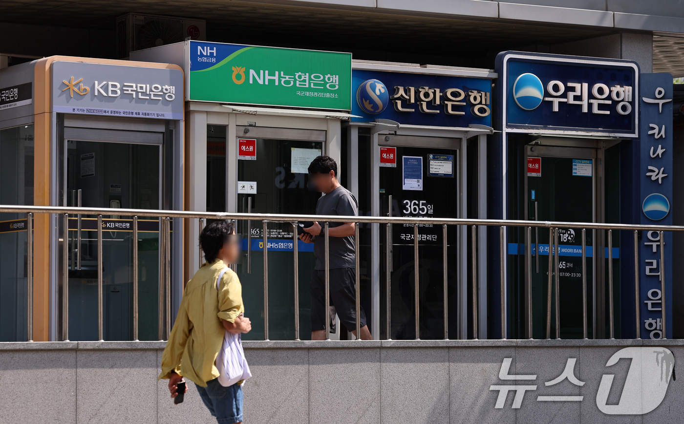 (서울=뉴스1) 구윤성 기자 = 지난달 은행 가계대출이 6조 9000억 원 늘며 1년 9개월 만에 가장 큰 증가 폭을 기록한 것으로 나타났다. 한국은행이 11일 발표한 '2026년 …