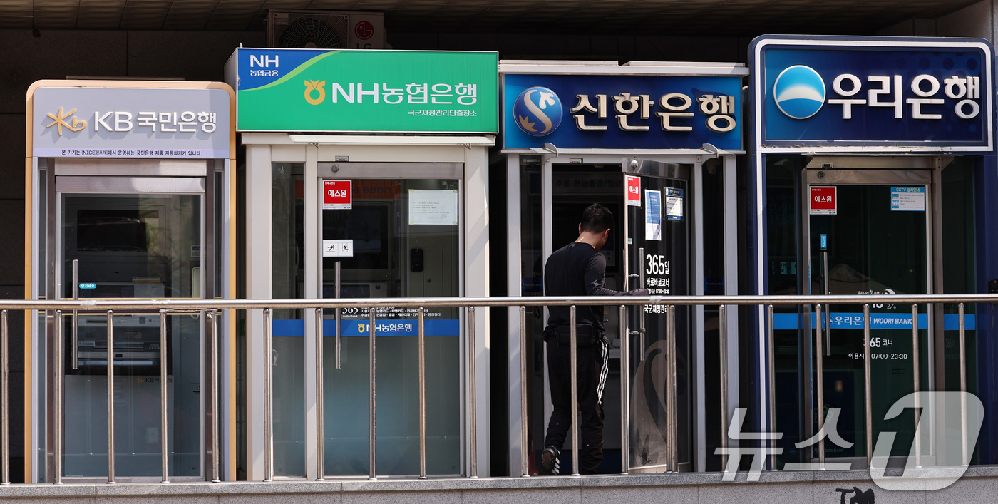 (서울=뉴스1) 구윤성 기자 = 지난달 은행 가계대출이 6조 9000억 원 늘며 1년 9개월 만에 가장 큰 증가 폭을 기록한 것으로 나타났다. 한국은행이 11일 발표한 '2026년 …