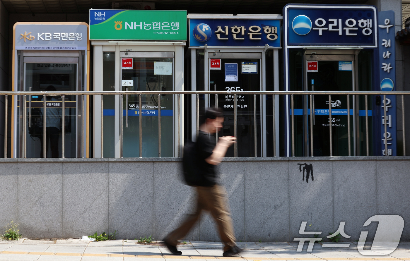 (서울=뉴스1) 구윤성 기자 = 지난달 은행 가계대출이 6조 9000억 원 늘며 1년 9개월 만에 가장 큰 증가 폭을 기록한 것으로 나타났다. 한국은행이 11일 발표한 '2026년 …