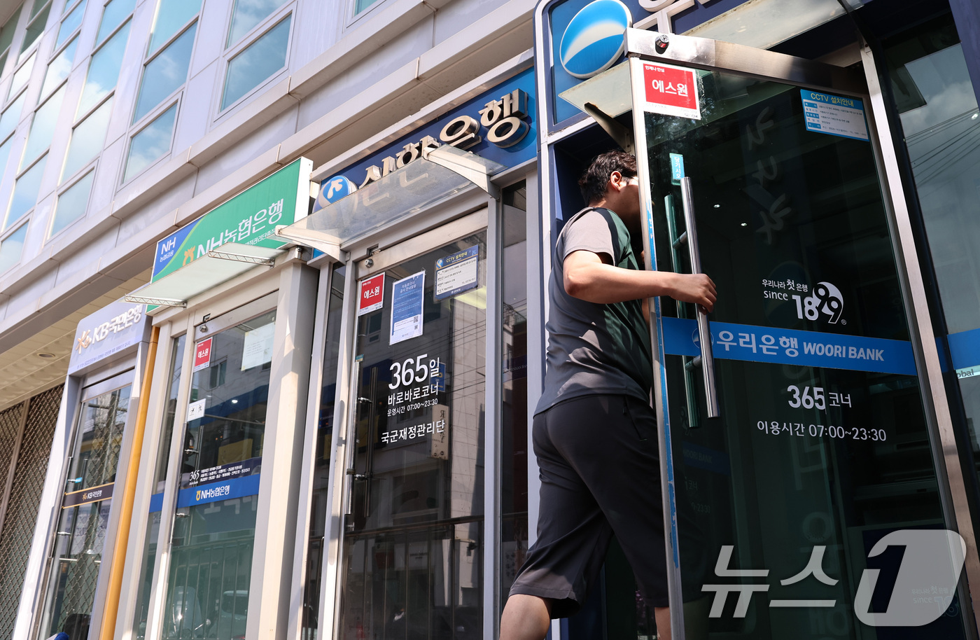 (서울=뉴스1) 구윤성 기자 = 지난달 은행 가계대출이 6조 9000억 원 늘며 1년 9개월 만에 가장 큰 증가 폭을 기록한 것으로 나타났다. 한국은행이 11일 발표한 '2026년 …