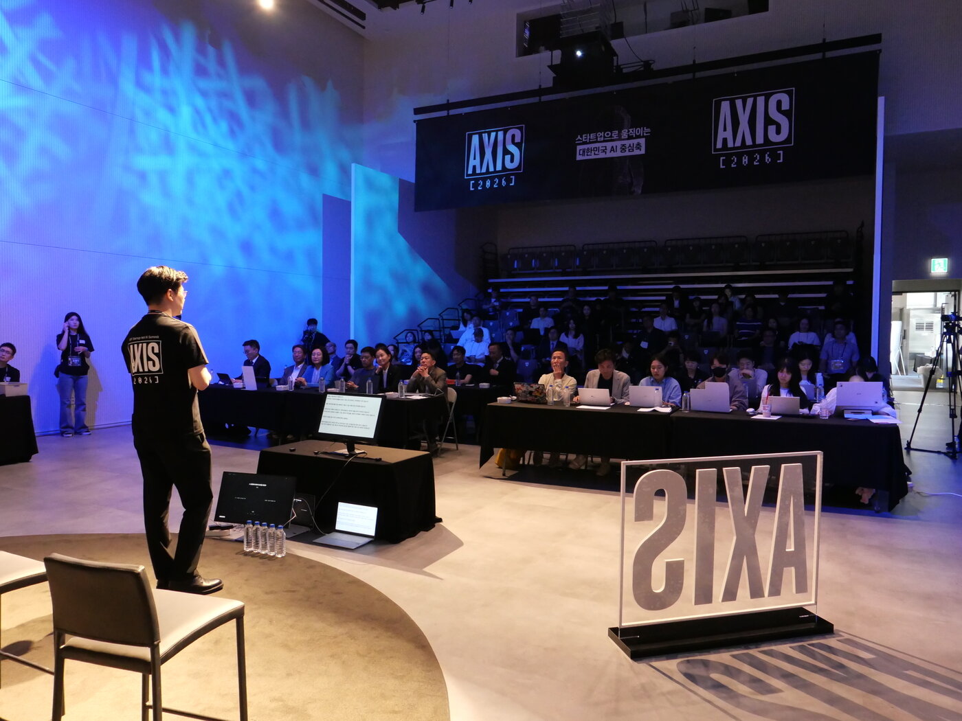 본문 이미지 - 김재원 코리아스타트업포럼 의장이 11일 오후 서울 강남 씨스퀘어에서 열린 AXIS 2026 KSF Startup-led AI Summit에서 발언하고 있다.(코리아스타트업포럼 제공)