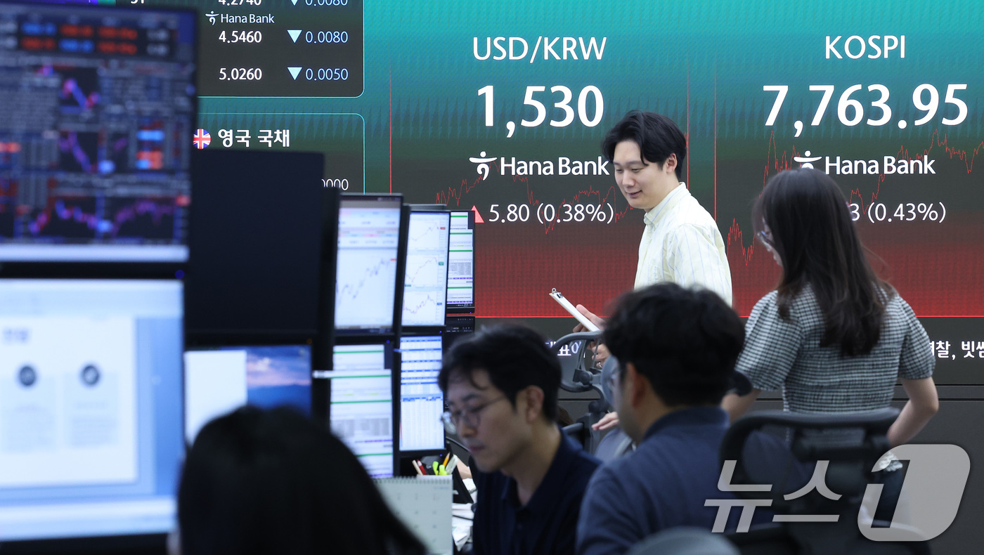 (서울=뉴스1) 김성진 기자 = 11일 서울 중구 하나은행 본점 딜링룸 전광판에 종가가 나오고 있다.이날 코스피는 전일 종가와 비교해 33.13포인트(0.43%) 상승한 7763. …
