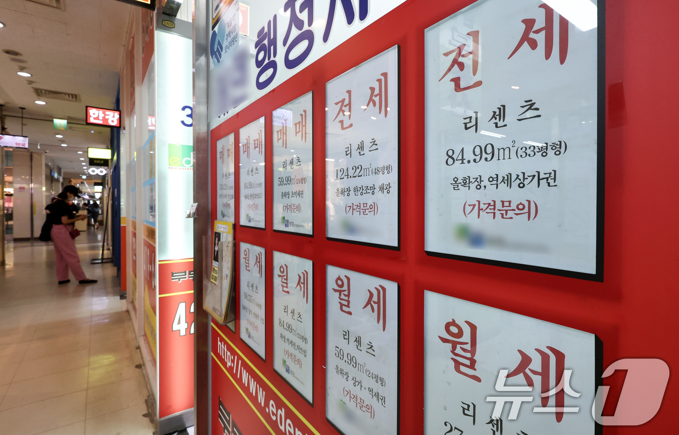 (서울=뉴스1) 최지환 기자 = 11일 다방에 따르면 서울 아파트 거래 전세 비중은 2017년 4월 65.6%에서 2026년 4월 50.2%로 15.4%포인트(p) 하락했다. 같은 …
