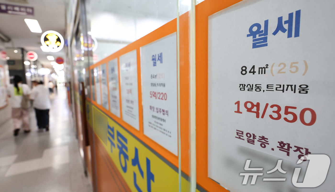 (서울=뉴스1) 최지환 기자 = 11일 다방에 따르면 서울 아파트 거래 전세 비중은 2017년 4월 65.6%에서 2026년 4월 50.2%로 15.4%포인트(p) 하락했다. 같은 …