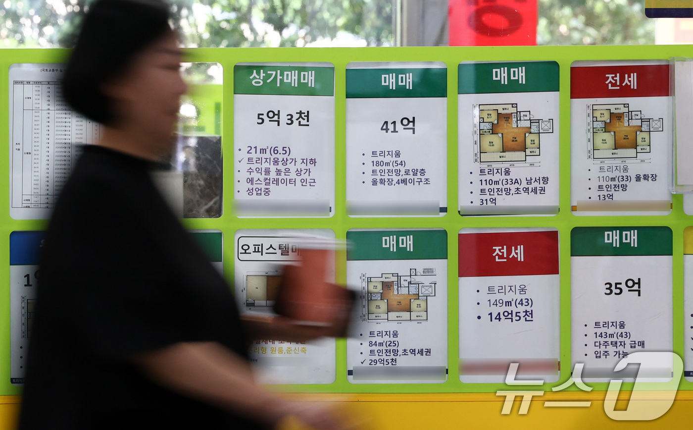 (서울=뉴스1) 최지환 기자 = 한국부동산원에 따르면 6월 첫째 주 서울 아파트 매매가격은 0.25% 올라 70주 연속 상승했다. 이는 서울 아파트값이 85주 연속 올랐던 2020 …