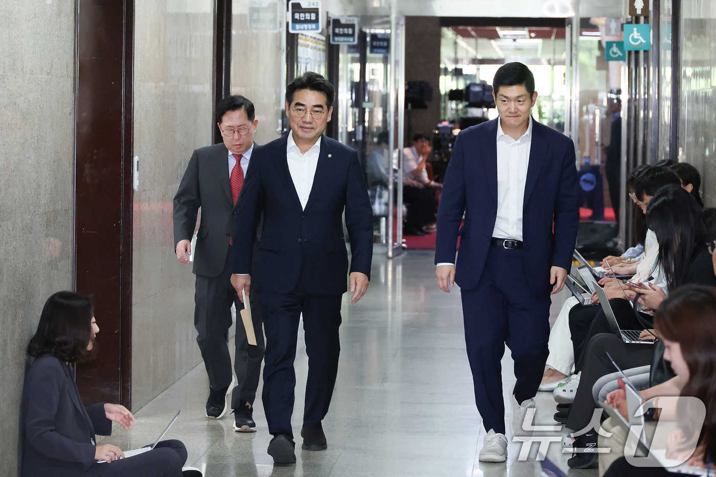 (서울=뉴스1) 신웅수 기자 = 이성권 의원을 비롯한 국민의힘 당내 개혁·소장파 모임인 '대안과미래’ 소속 의원들이 11일 서울 여의도 국회에서 정점식 원내대표 면담을 위해 이동하 …