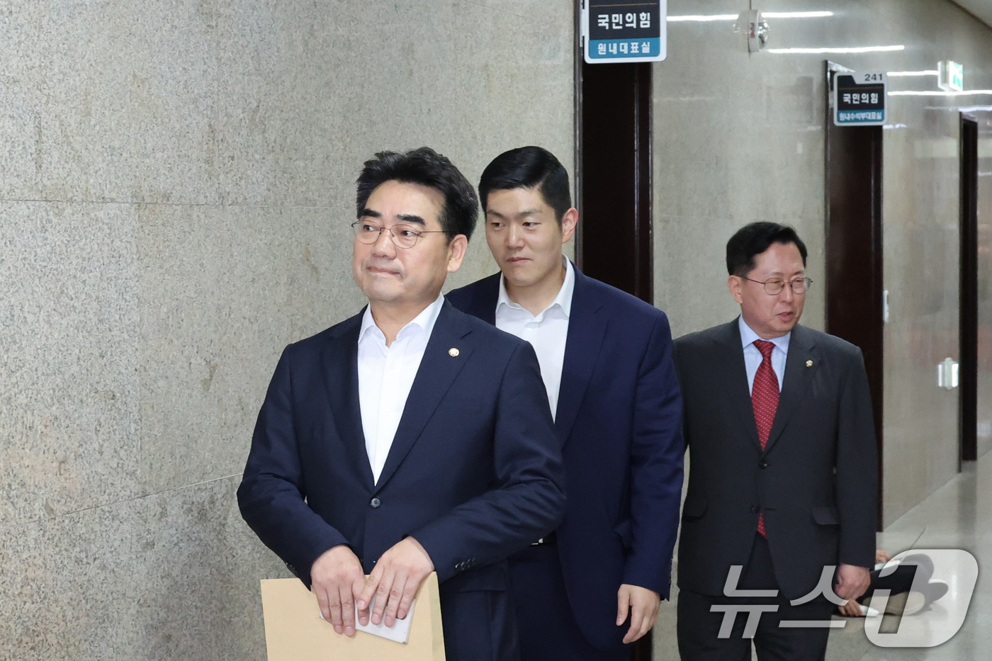 (서울=뉴스1) 신웅수 기자 = 이성권 의원을 비롯한 국민의힘 당내 개혁·소장파 모임인 '대안과미래’ 소속 의원들이 11일 서울 여의도 국회에서 정점식 원내대표 면담을 위해 이동하 …