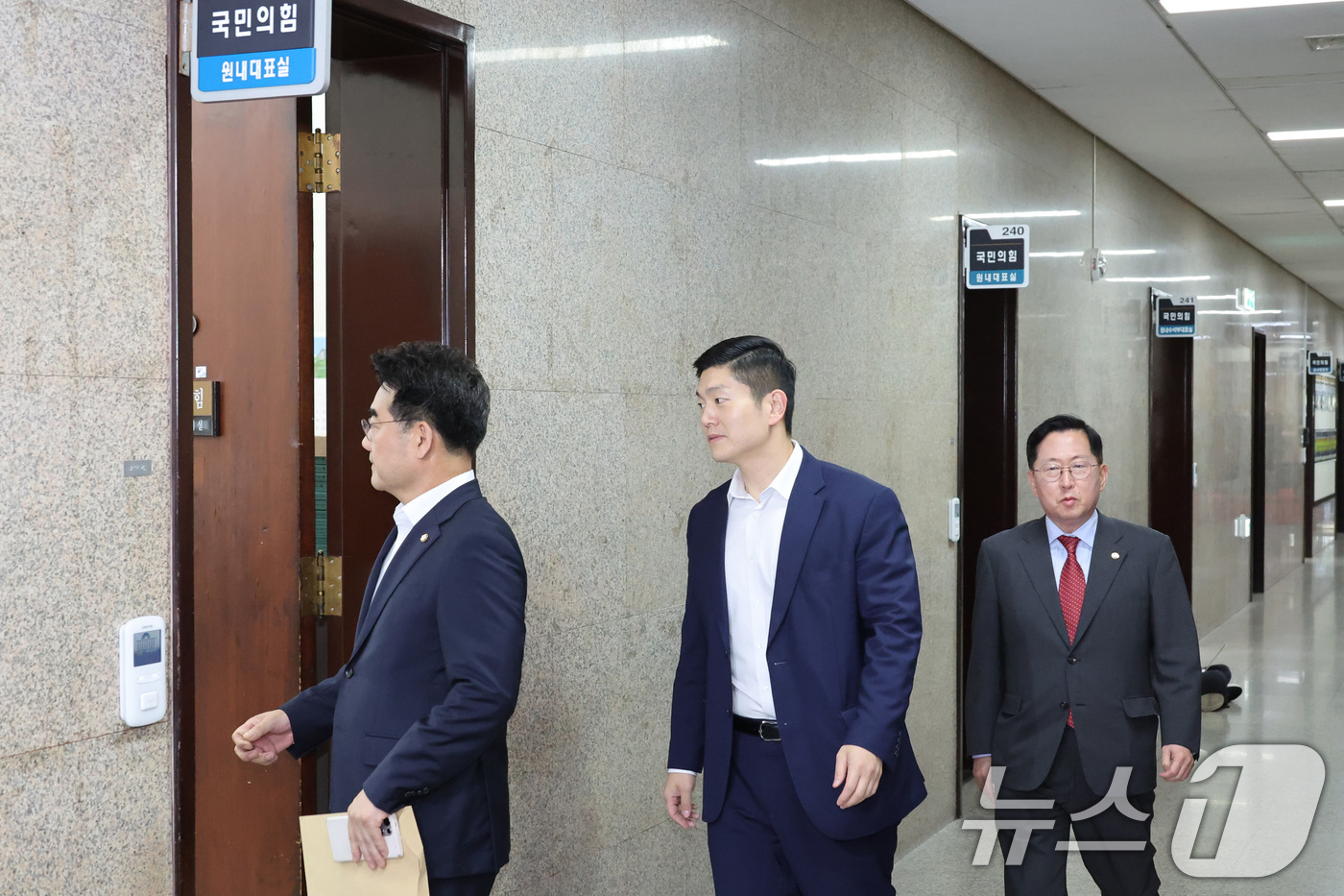 (서울=뉴스1) 신웅수 기자 = 이성권 의원을 비롯한 국민의힘 당내 개혁·소장파 모임인 '대안과미래’ 소속 의원들이 11일 서울 여의도 국회에서 정점식 원내대표 면담을 위해 이동하 …