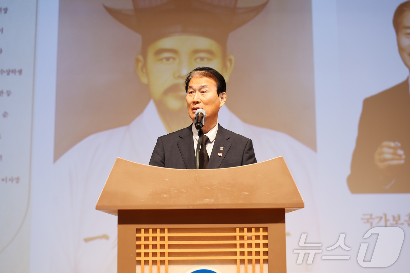 (서울=뉴스1) = 권오을 국가보훈부 장관이 11일 오후 전라북도 고창읍 둥리국악당에서 열린 일광 정시해의사 순국 120주기 추모제에 참석하여 추모사를 하고 있다. (국가보훈부 제 …