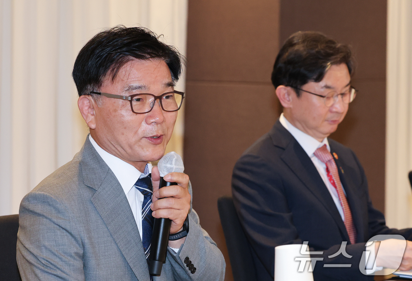 (대전=뉴스1) 김기태 기자 = 박상진 한국산업은행 회장이 11일 대전 유성구 인터시티호텔에서 열린 '정책금융 동행 in 대전'에 참석해 모두발언을 하고 있다. 오른쪽은 이억원 금 …