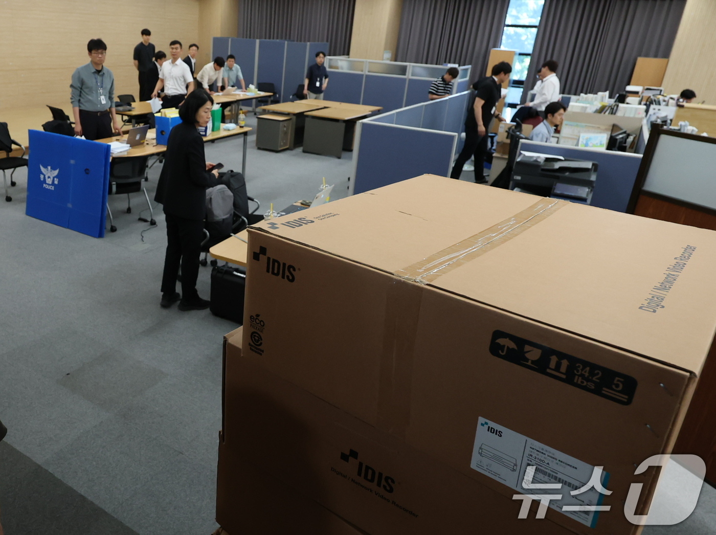 (과천=뉴스1) 김민지 기자 = 2026 지방선거 투표지 부족사태 사건을 수사 중인 서울경찰청 광역범죄수사대 관계자가 11일 오후 경기도 과천시 중앙선거관리위원회 선거종합상황실에서 …